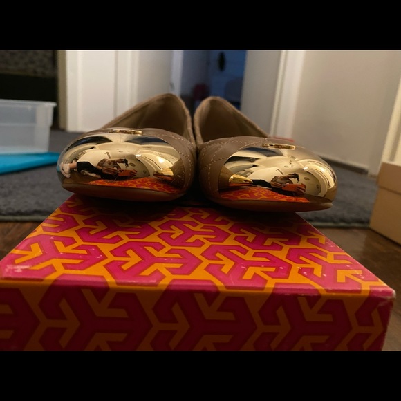 Clay Beige/Gold Tory Burch Flats - Picture 3 of 4